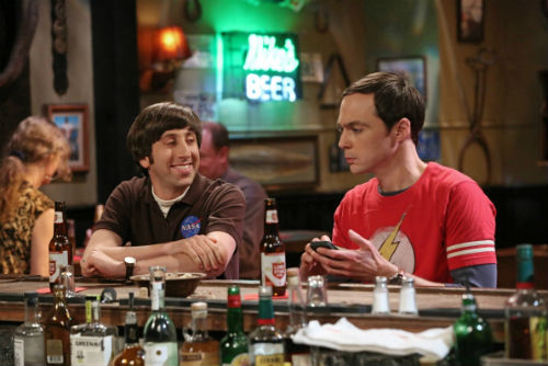 Howard e Sheldon sentados em um bar